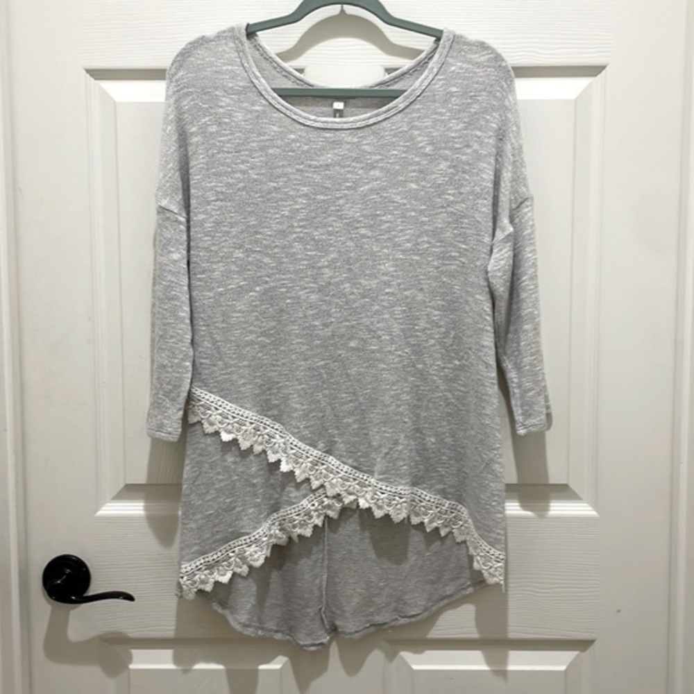 Moa Moa Gray 3/4 Sleeve Tunic Sweater with Lace Trim